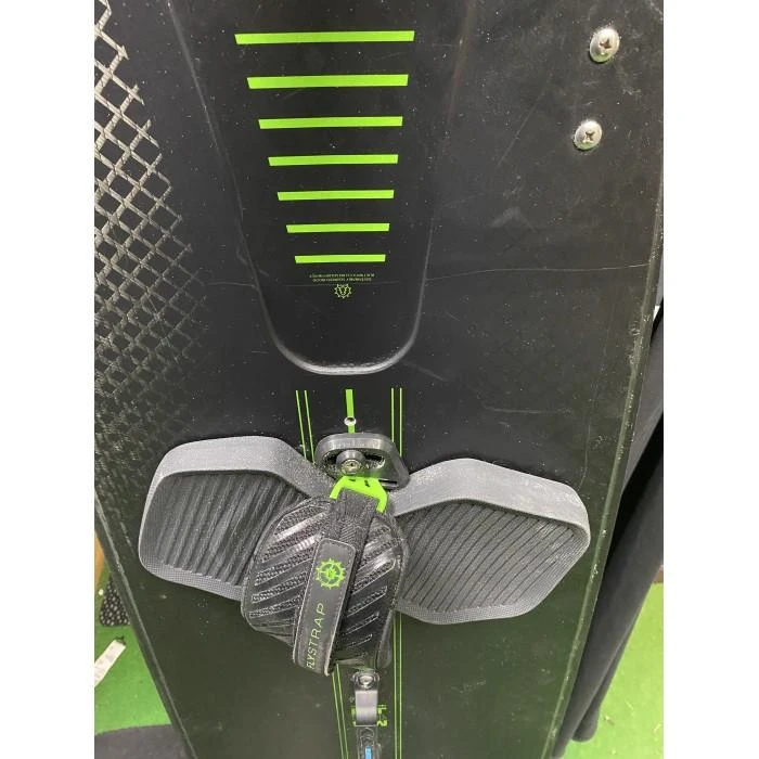 SLINGSHOT Misfit V11 2023 Carbone 143 Occasion 5 SLINGSHOT Misfit V11 2023 Carbone 143 Occasion – Image 3